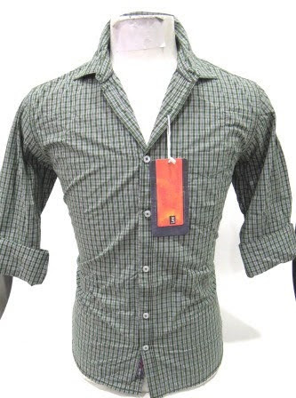 ग्रे शर्ट जिसमें चेक है