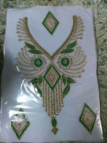 डिजाइनर नेक पैच लेस