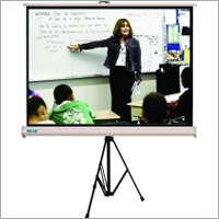 त्रिपोड और पोर्टेबल प्रक्षिप्ति स्क्रीन