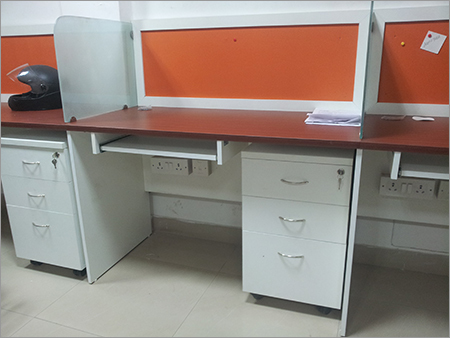 सर्वर और वर्कस्टेशन फर्नीचर