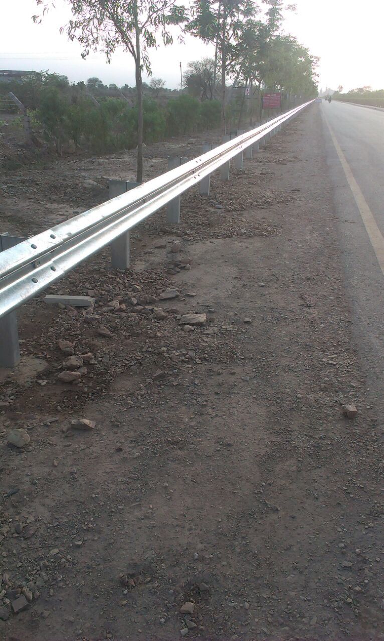Metal Beam Crash Barrier - Color: Silver