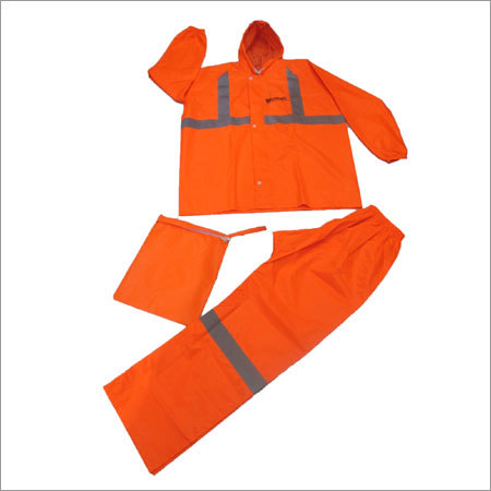 संतरी रंग का बारिश का कोट सूट