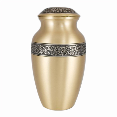 उकेरे हुए धातु के कलश