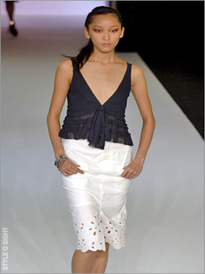 आईलेट कढ़ाई वाले पहनावे