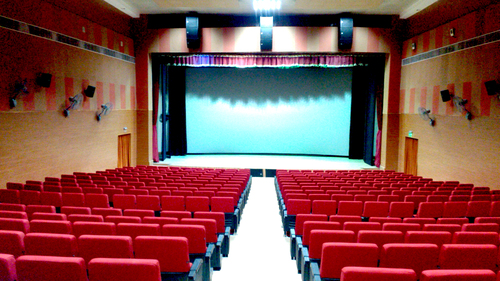 ऑडिटोरियम के लिए डिज़ाइन किए गए कुर्सियाँ