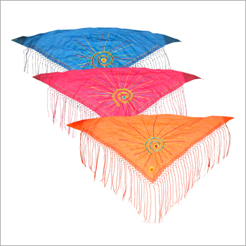 कढ़ाई और फ्रिंज के साथ चिफ़न त्रिकोण