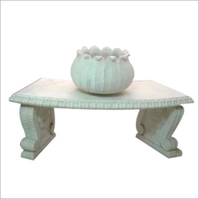 टेबल और पौधों का गमला