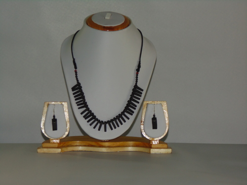 टेरेकोटा आभूषण।