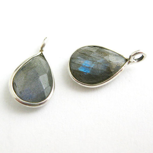 ग्रे एंड ब्लू लैब्राडोराइट फेसेटेड पीयर