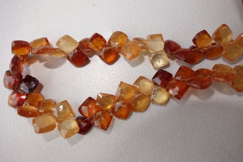 कुशन कट हासोनाइट फेसटेड स्क्वायर