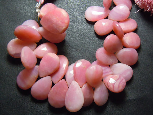 पीयर कट पिंक ओपल फेसेटेड ड्रॉप्स