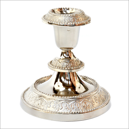 धातु का मोमबत्ती खड़ा