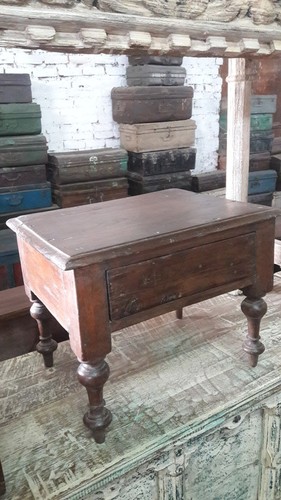 छोटा विंटेज डेस्क