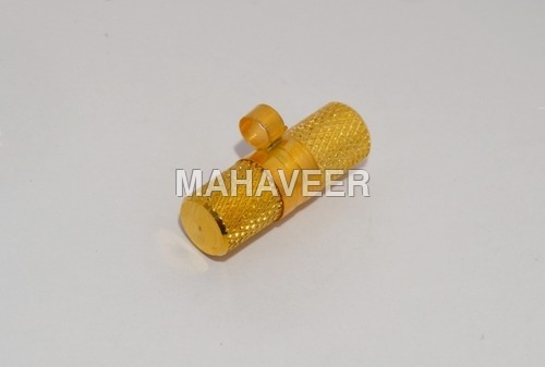 सोने के प्रकार का छोटा ताबीज