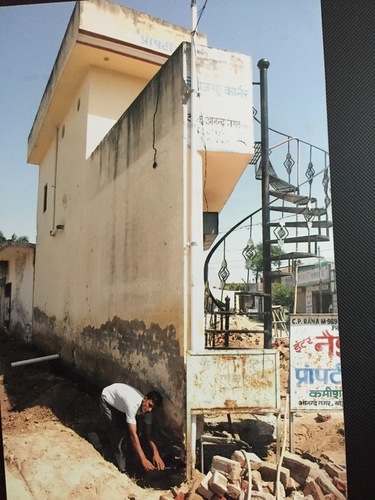 जैक के साथ बिल्डिंग लिफ्टिंग