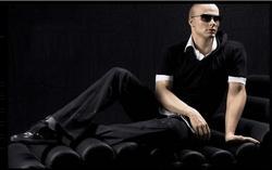 आदमी बैठे हुए पुतले