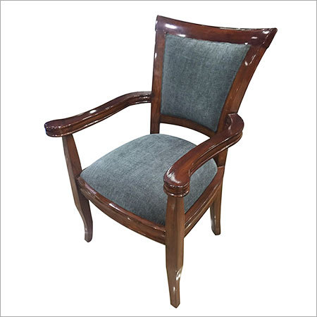 लकड़ी की कुर्सी