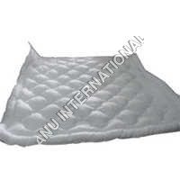 डबल बेड सफेद कंबल