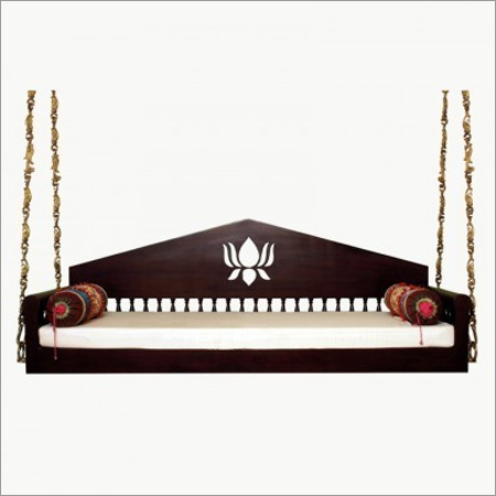 लकड़ी की नक्काशीदार झूला