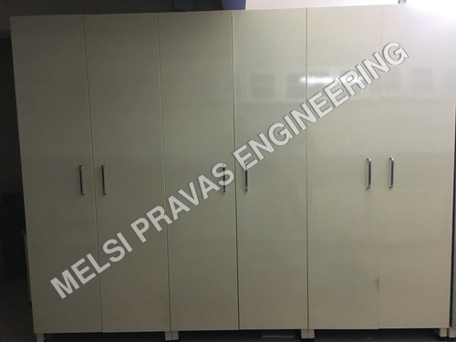 ऑफ व्हाइट सॉलिड स्टोरेज कैबिनेट