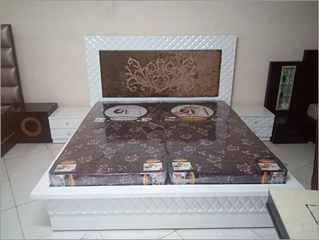 लकड़ी के डबल बेड