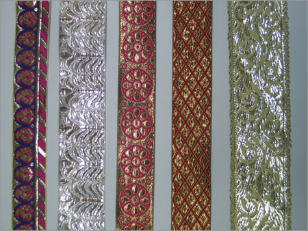 मोती के काम वाली रेशमी लेस्स