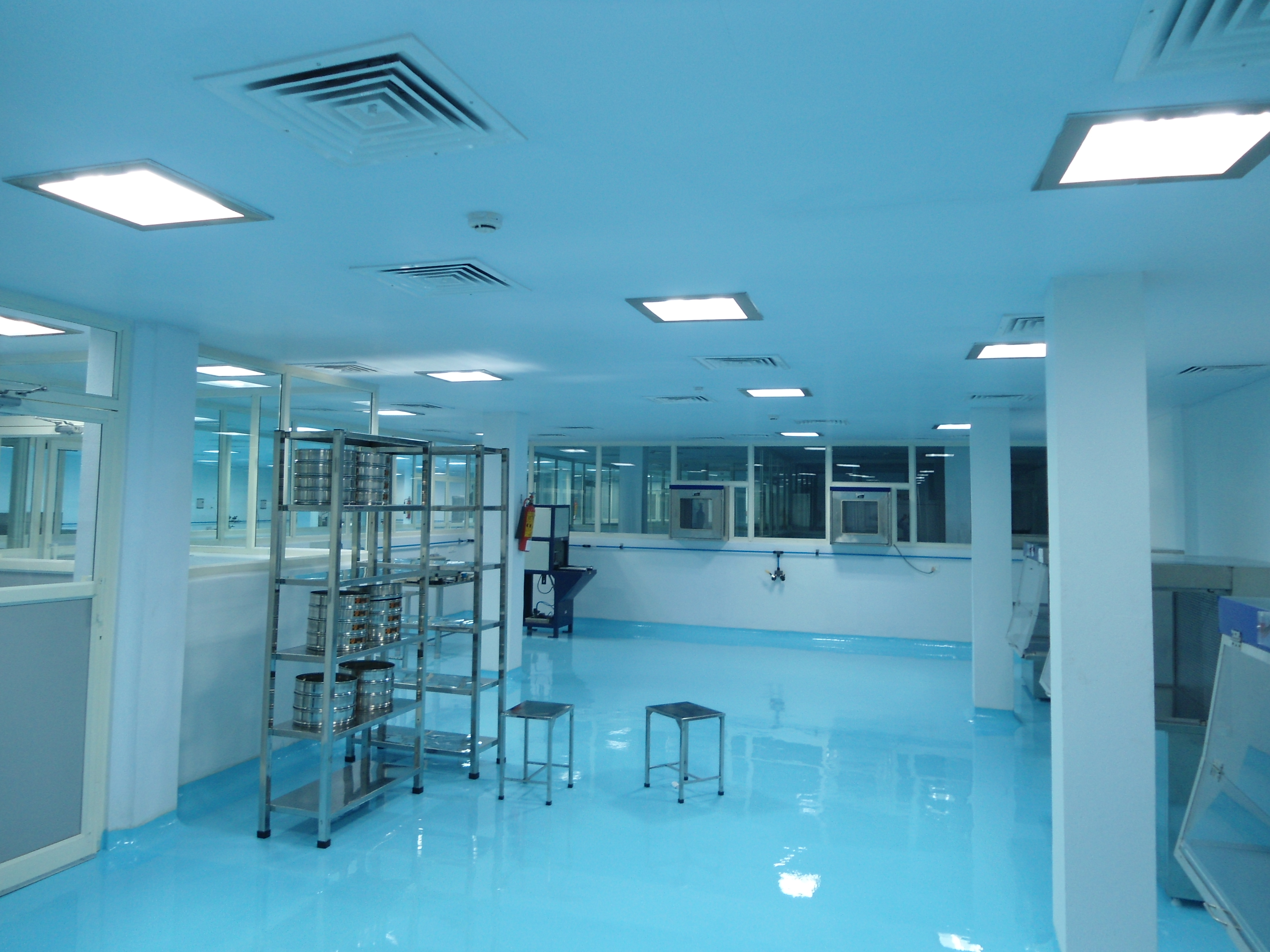 Clean Room - Aluminum, Glass Partitioning & Epoxy Flooring | Iso Certified Air Quality, Customizable Dimensions, Modular Design, Turnkey Solution