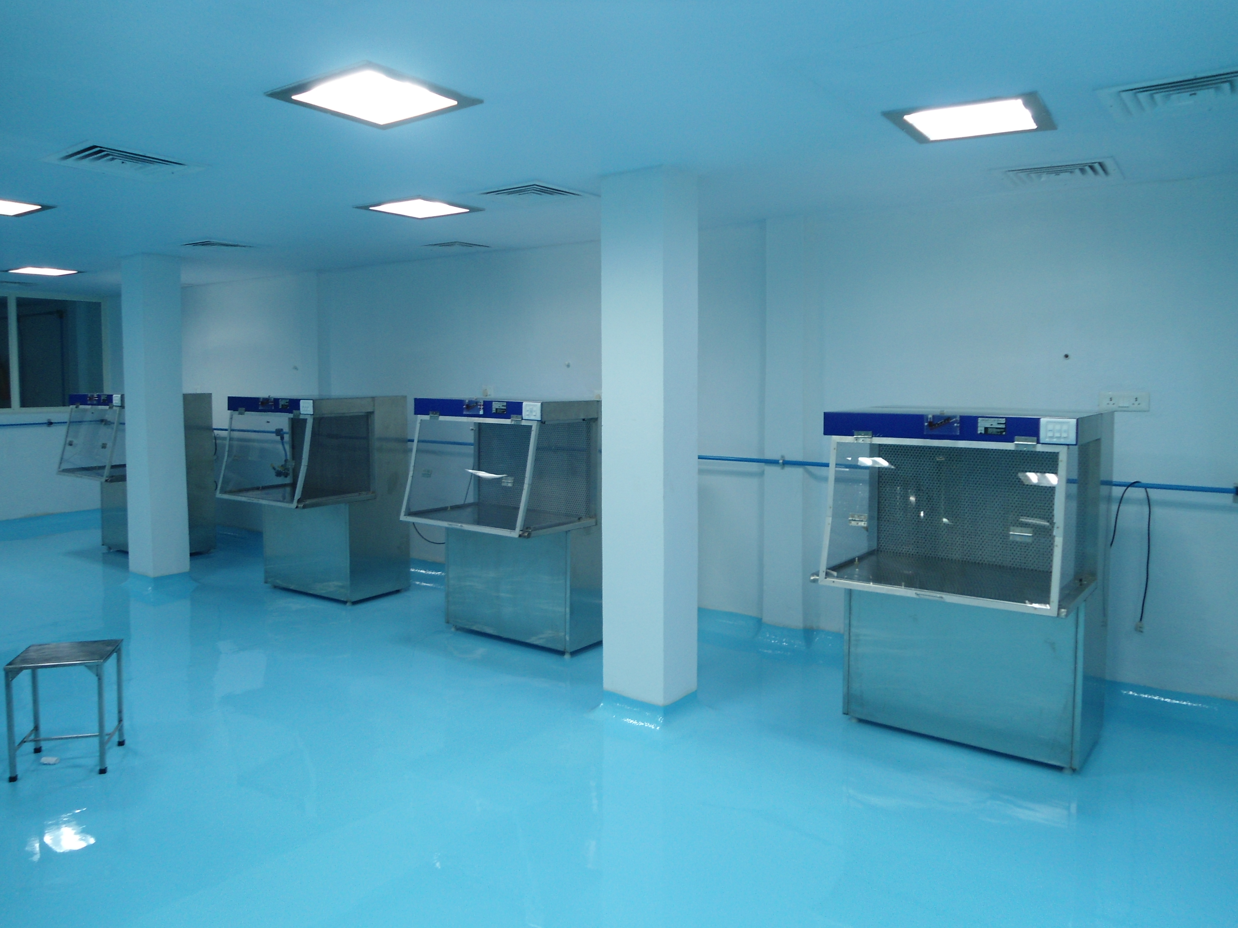 Clean Room - Aluminum, Glass Partitioning & Epoxy Flooring | Iso Certified Air Quality, Customizable Dimensions, Modular Design, Turnkey Solution