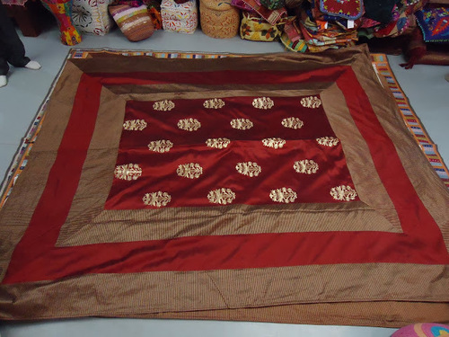 हाथ से बनी बेडशीट