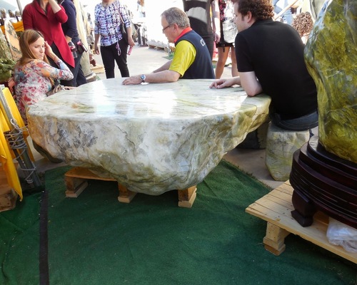 मैचिंग स्टूल सॉलिड सरफेस के साथ जैस्पेरेबल