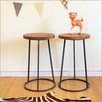 लकड़ी और धातु में ट्राइपॉड स्टूल का आकार: 120x 80x 95cm