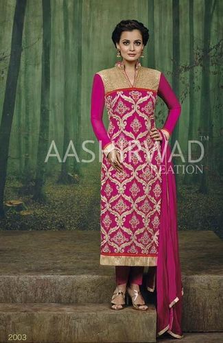 गुलाबी रंग का फैंसी लुक जॉर्जेट कढ़ाई वाला सूट