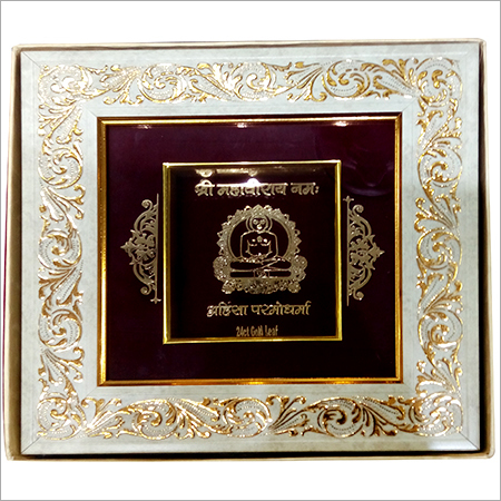 चांदी की पत्रियों के साथ लकड़ी के फ्रेम