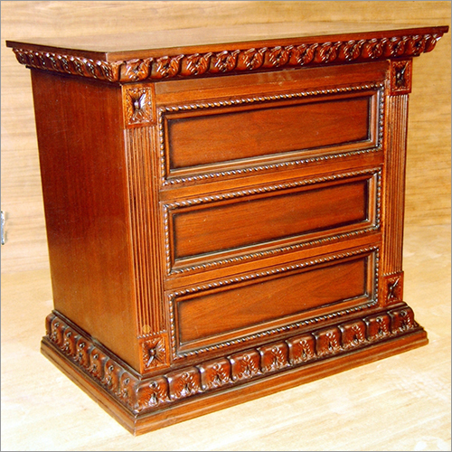 प्राचीन बिस्तर के किनारे की मेजें