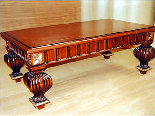 प्राचीन कॉफी टेबल्स