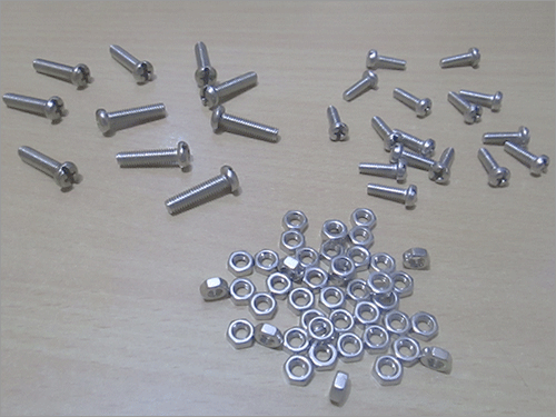 बोल्ट के साथ नट