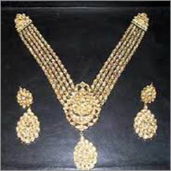 गहनों का हार और कान की बालियों का सेट