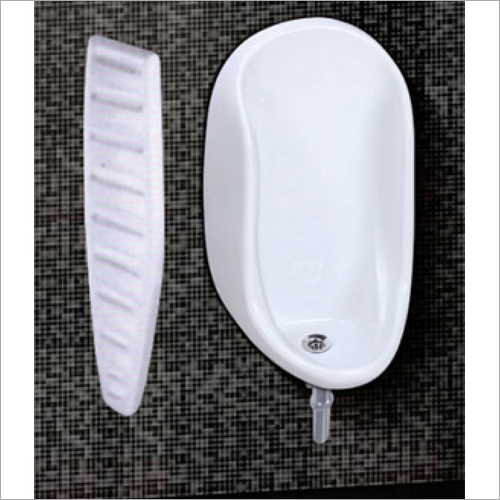 आधा स्टाल मूत्रालय