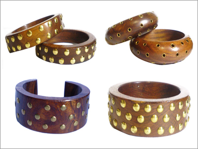 गुड़िया के साथ लकड़ी की चूड़ियाँ