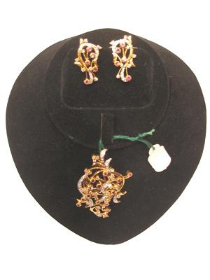 हार और कान की बालियां