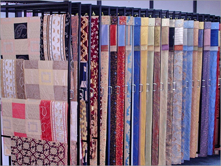 महिलाओं के परिधानों के लिए शेल्विंग रैक