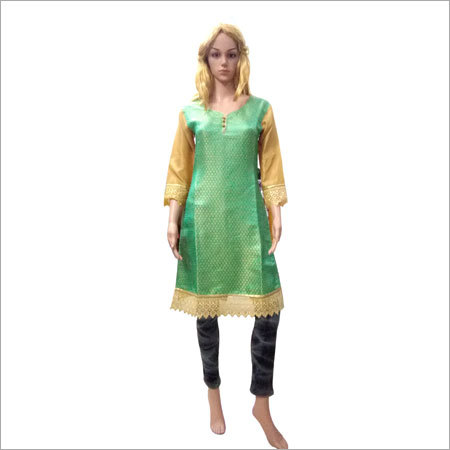 महिलाओं की लंबी कुर्ती