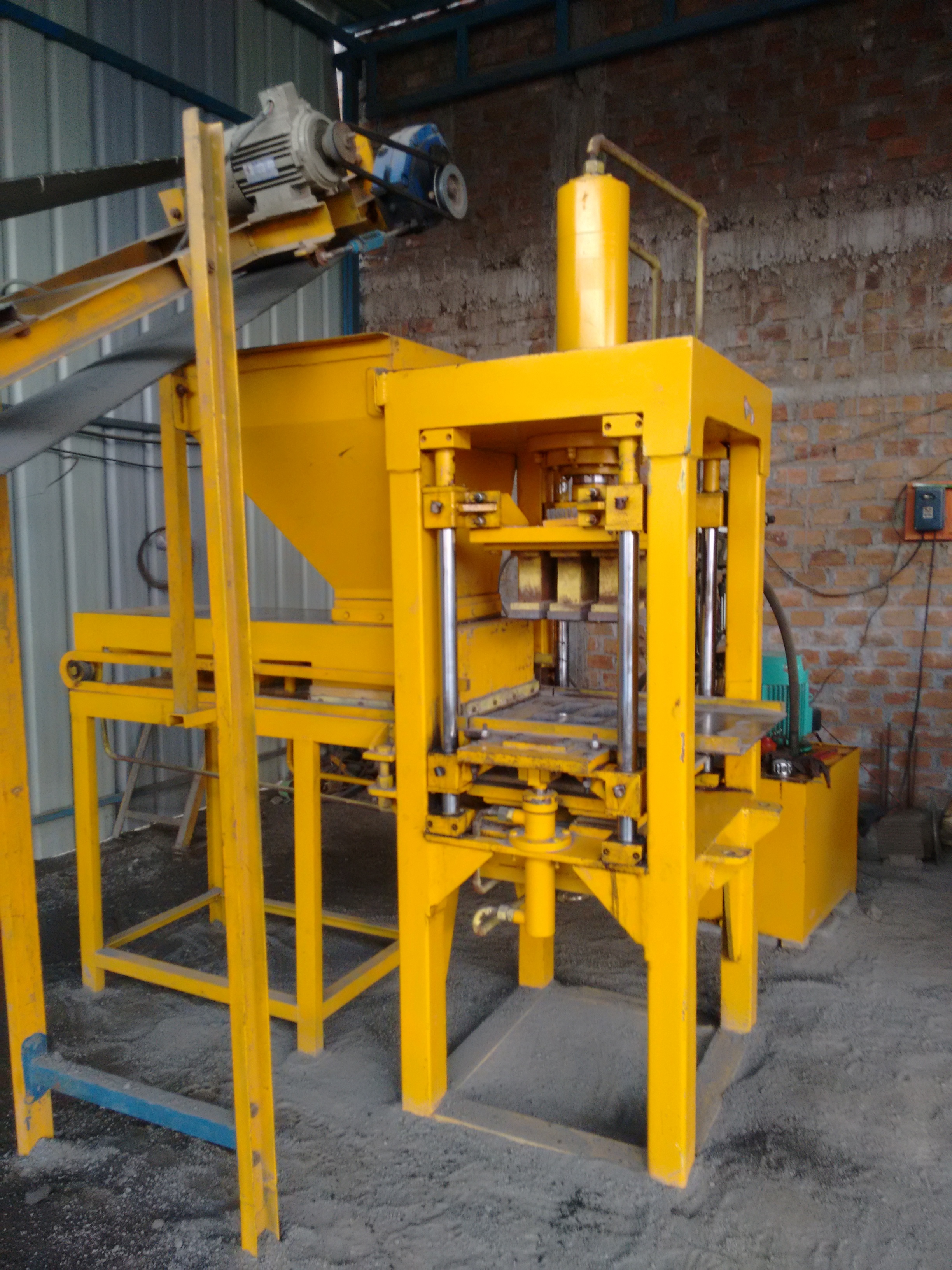Yellow Manually Operated Fly Ash Bricks Making Machine