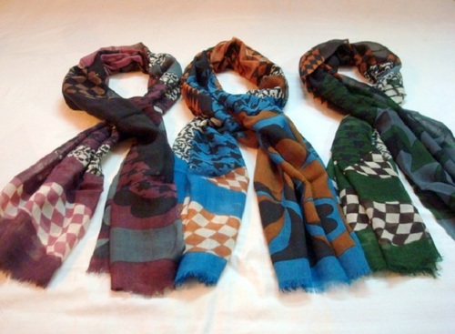 मल्टीकलर वूल मोडल प्रिंटेड स्कार्फ खरीदें