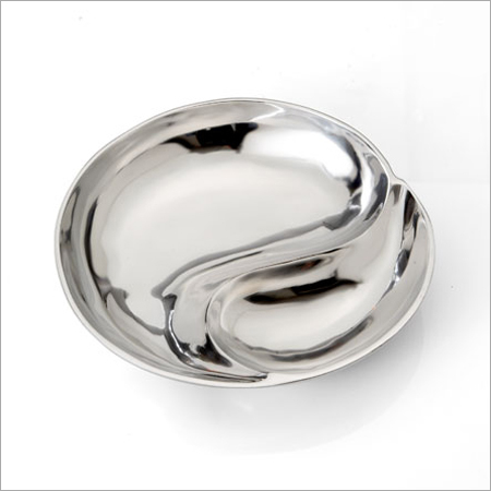 चांदी की सतह वाला थाली