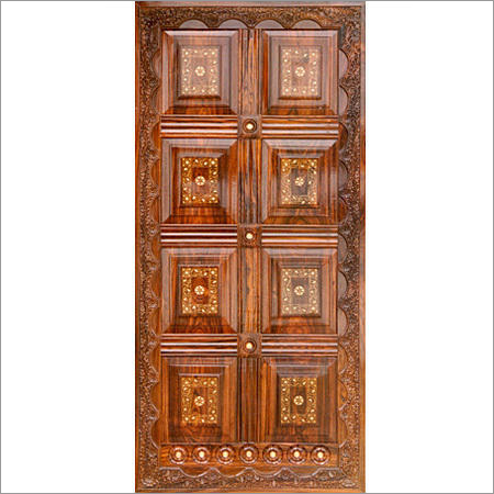 नक्काशी की गई दरवाजे