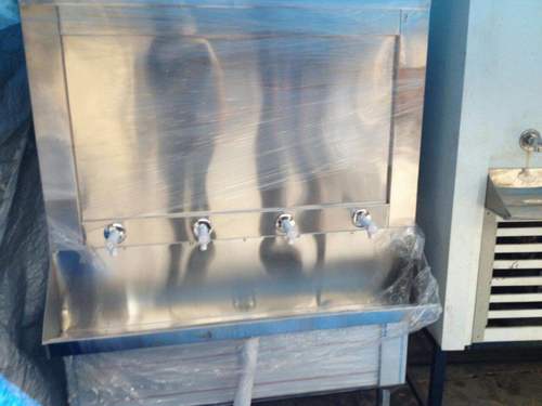 ठंडा करने के कैबिनेट के साथ पानी का डिस्पेंसर