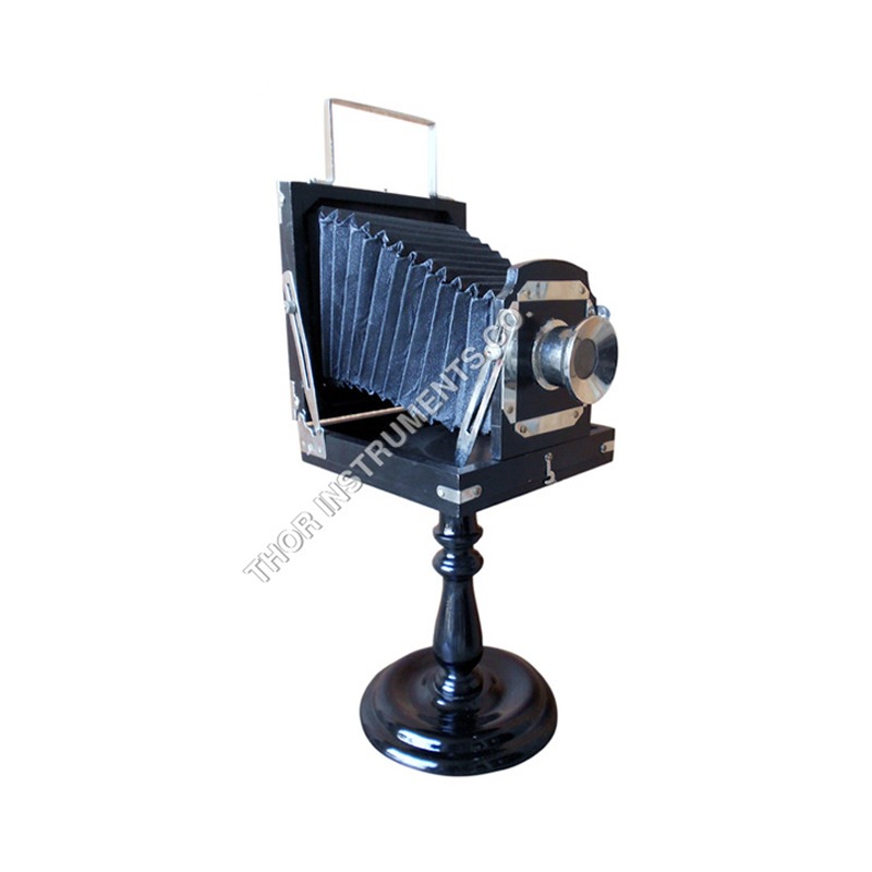 बेस के साथ विंटेज ओल्ड मॉडल एंटीक कैमरा