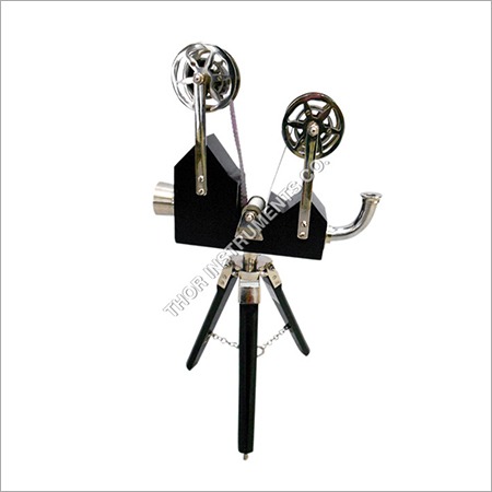 स्टैंड के साथ पुराना मॉडल ब्लैक प्रोजेक्टर