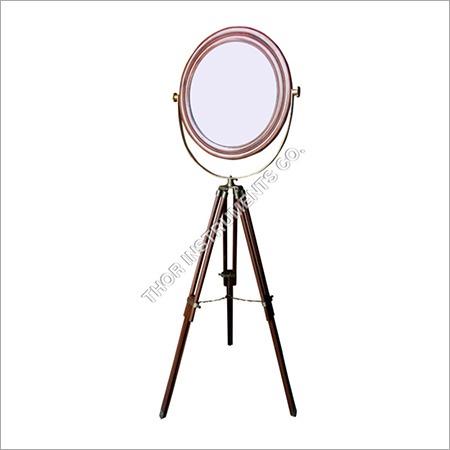 ब्राउन विंटेज स्टैंड पर प्राचीन दर्पण